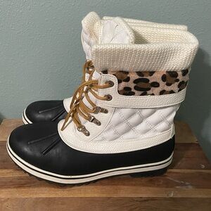Global Win Black and Cream Winter Boots